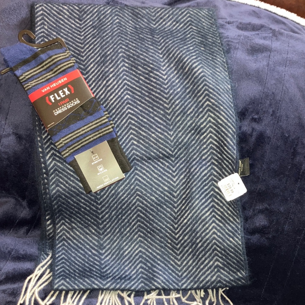 Van Heusen Men’s Navy Flex dress socks and Men’s Warehouse Chevron Scarf NWT